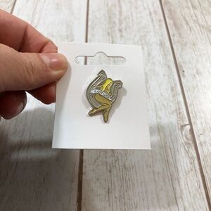 LADY LUCK Horseshoe Nose Art Hat Or Lapel Pin